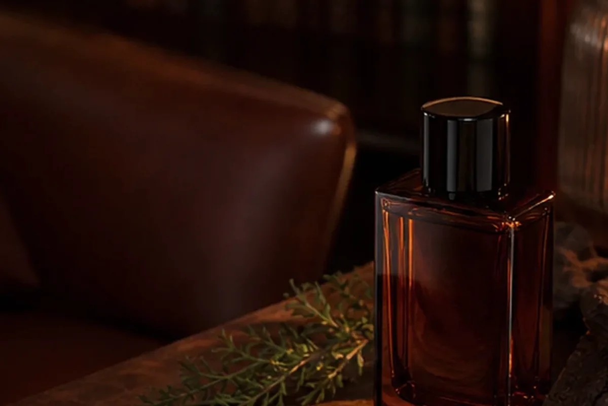 Authentischer Wohlfühlmoment passend zum Beauty-Thema Abendduft mit langer Haltbarkeit
