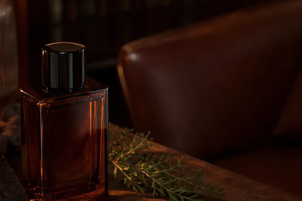 Redaktioneller Beauty-Moment zur Ausgangslage bei Unisex-Parfum bei kaltem Wetter