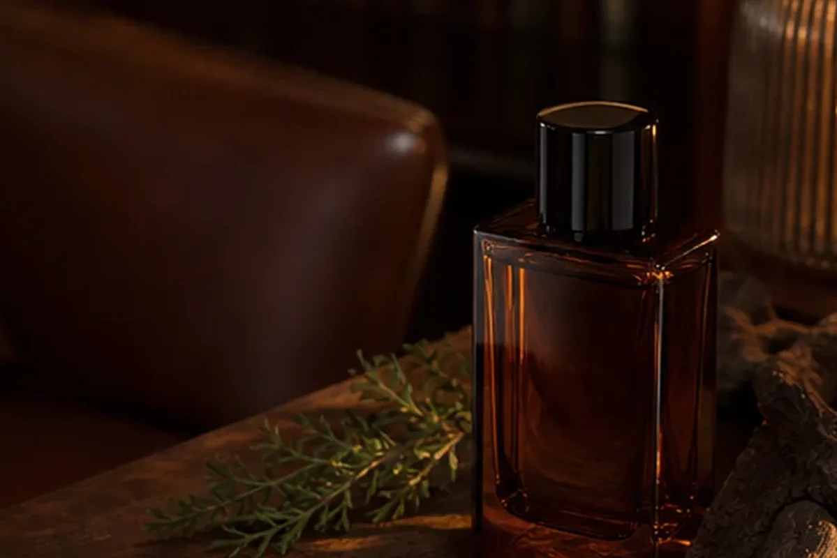 Hochwertige Beauty-Inszenierung zu Auswahlkriterien für Sommerparfum mit langer Haltbarkeit