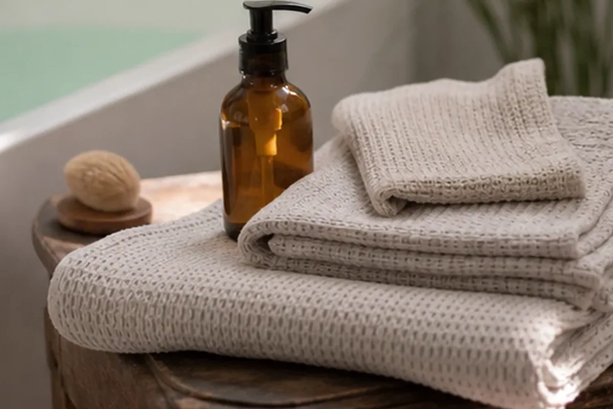 Hochwertige Beauty-Inszenierung zu Auswahlkriterien für Badezusatz für trockene Haut