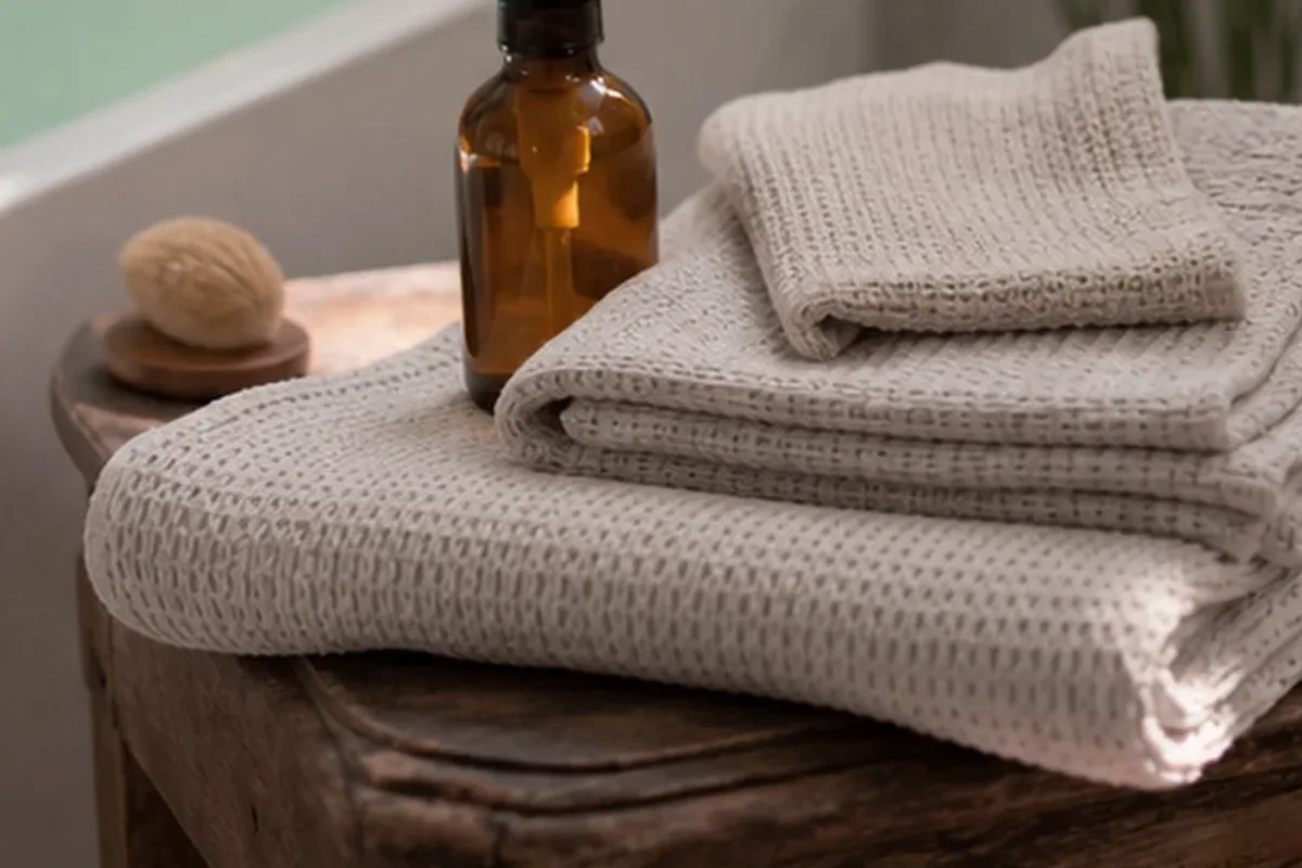 Hochwertige Beauty-Inszenierung zu Auswahlkriterien für Sugaring-Paste für feine Haare