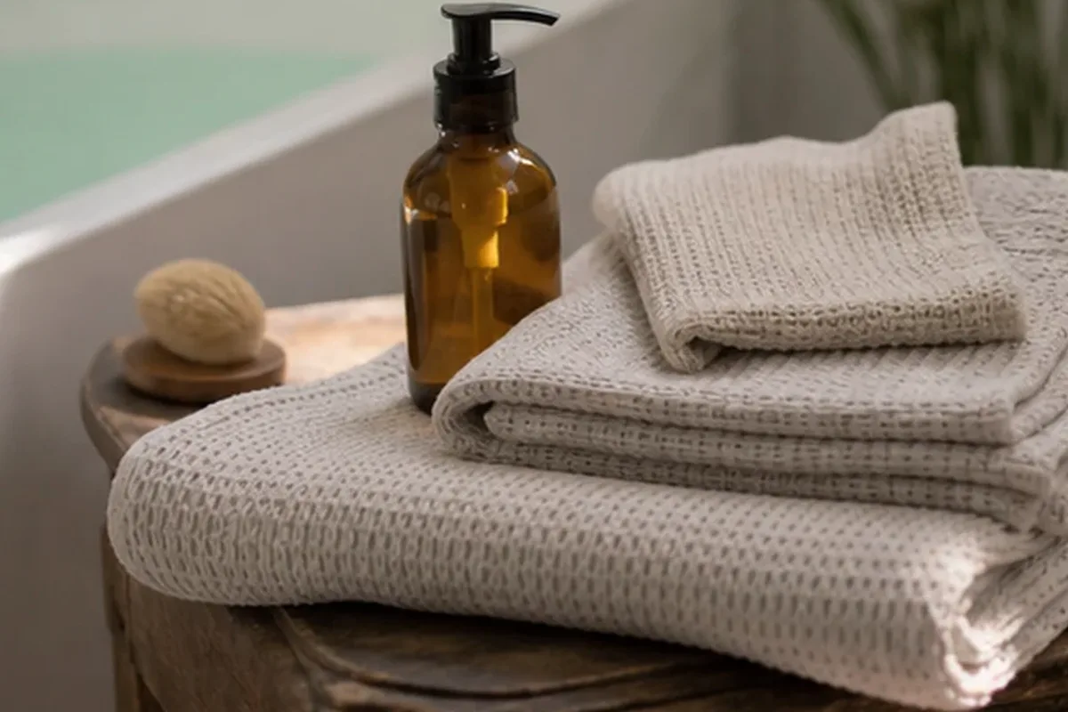 Hochwertige Beauty-Inszenierung zu Auswahlkriterien für Enthaarungscreme bei eingewachsenen Haaren