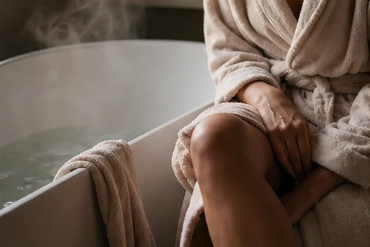 Redaktioneller Beauty-Moment zur Ausgangslage bei Unisex-Parfum bei warmem Wetter