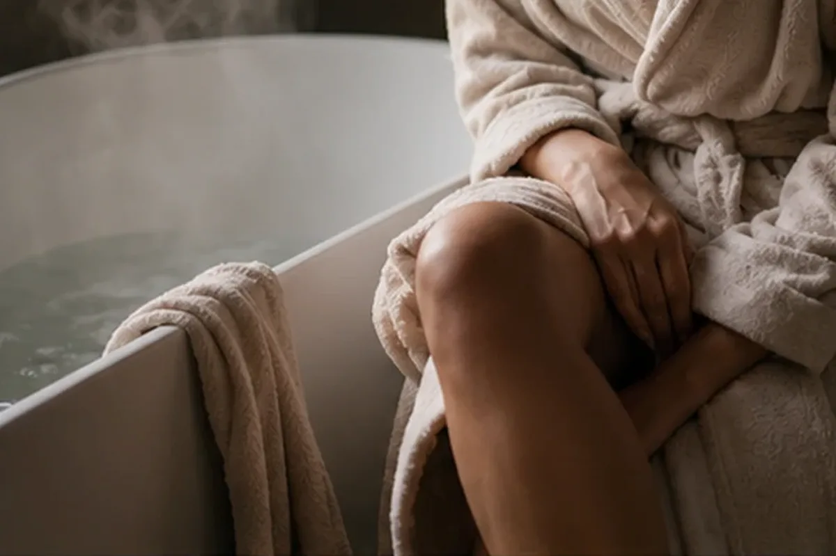 Authentischer Wohlfühlmoment passend zum Beauty-Thema Nagelhärter für raue Haut