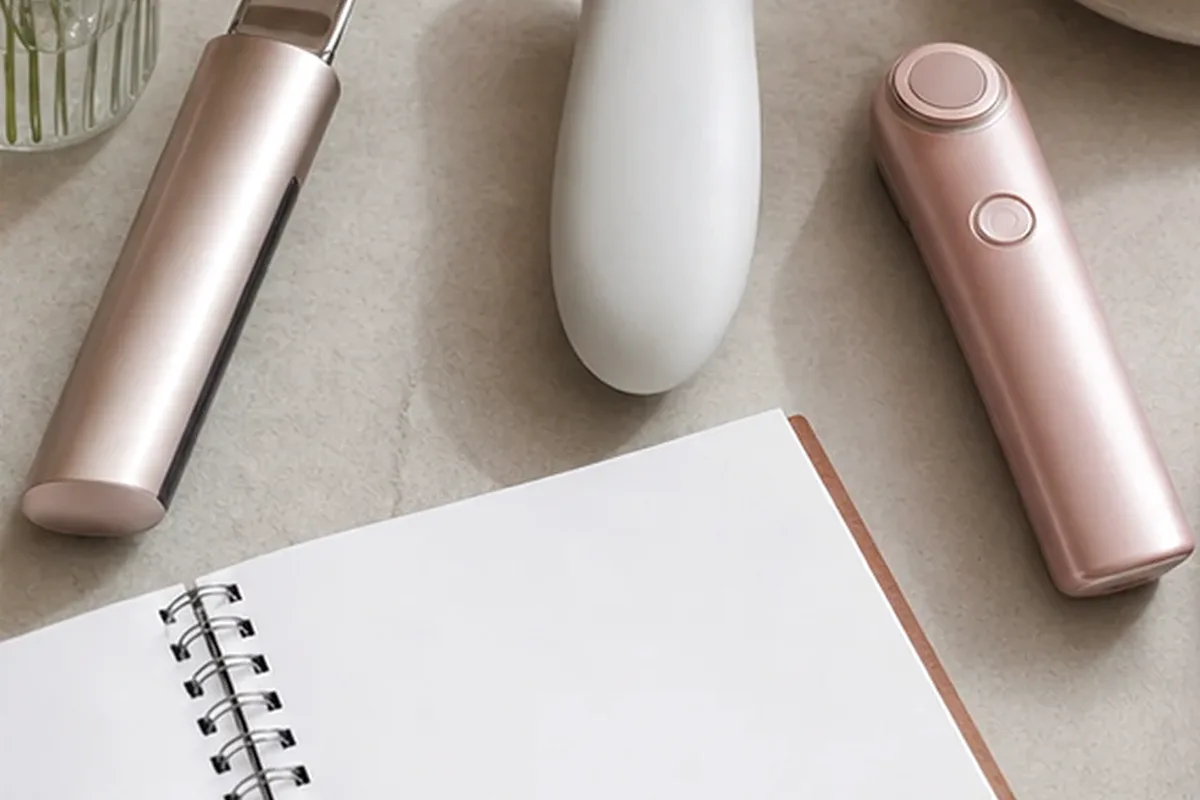 Hochwertige Beauty-Inszenierung zu Auswahlkriterien für Glätteisen bei wenig Zeit