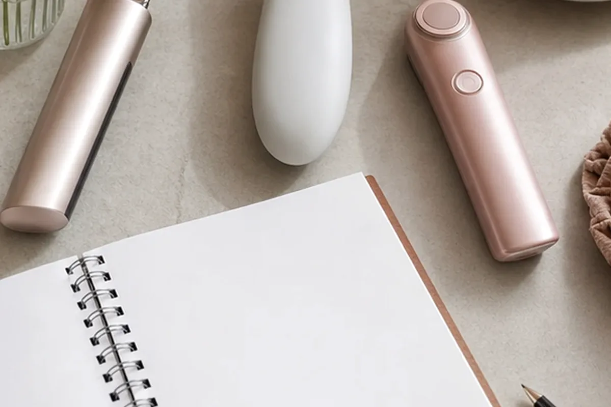 Hochwertige Beauty-Inszenierung zu Auswahlkriterien für Glätteisen bei wenig Zeit