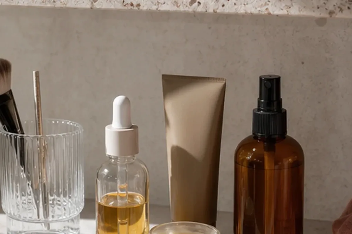 Redaktionelle Detailaufnahme zur Orientierung bei Trockenshampoo bei fettigem Ansatz