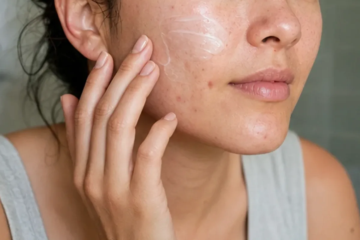 Authentischer Wohlfühlmoment passend zum Beauty-Thema Gesichtsmaske bei ersten Fältchen