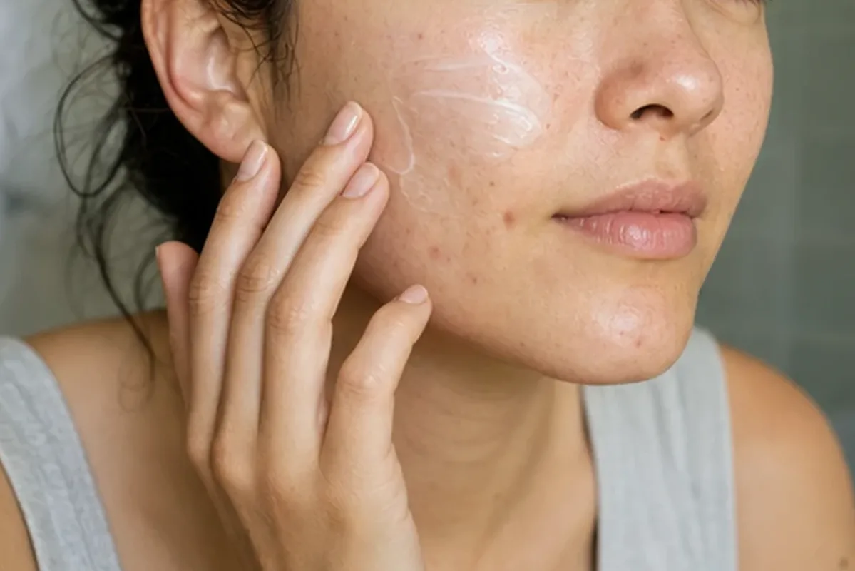 Authentische Beauty-Routine passend zum Thema Niacinamid-Serum bei Rötungen