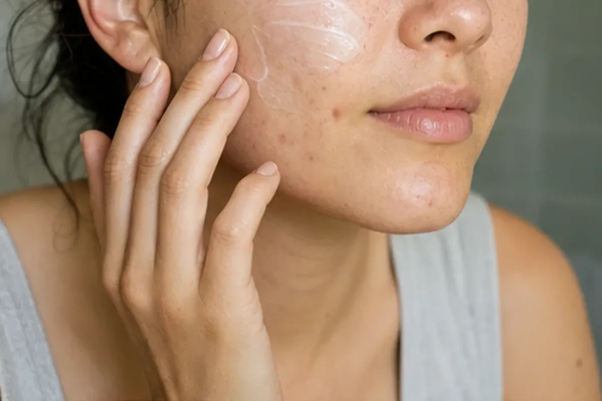 Emotionaler und authentischer Anwendungsmoment rund um Hyaluron-Serum für trockene Haut