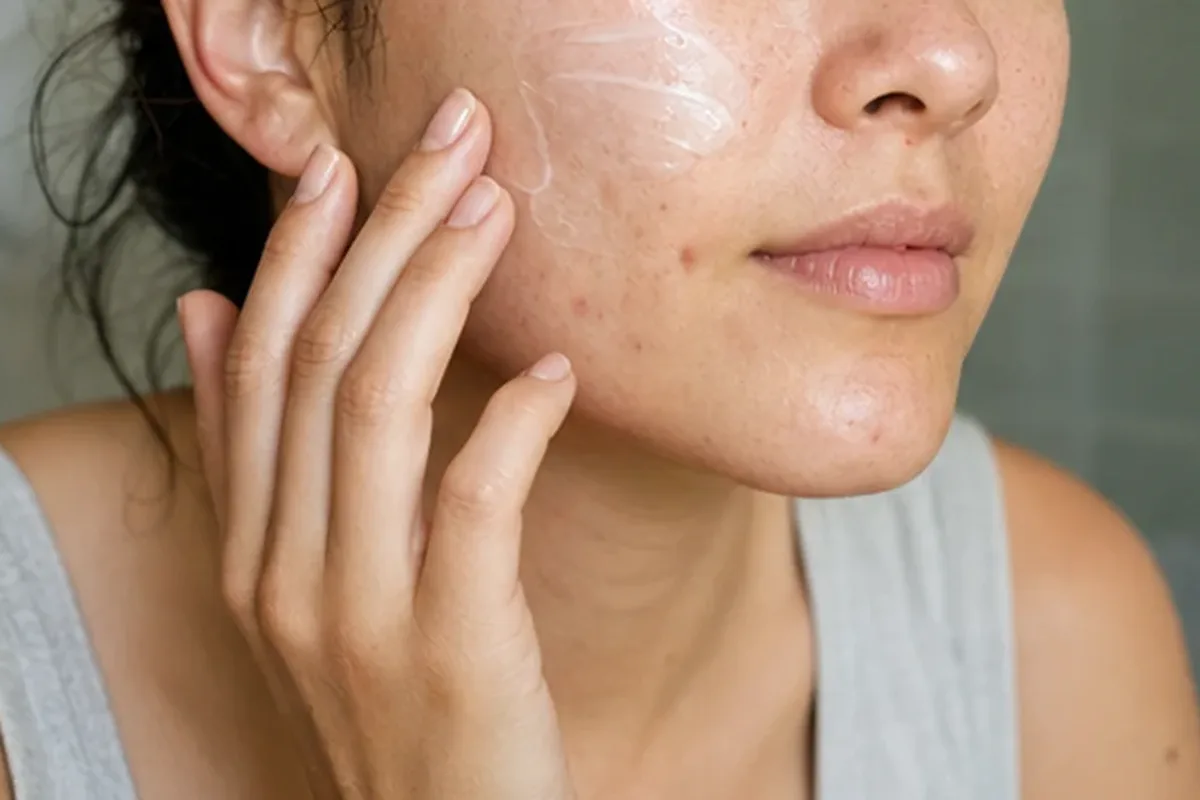 Authentische Beauty-Routine passend zum Thema Hyaluron-Serum für trockene Haut