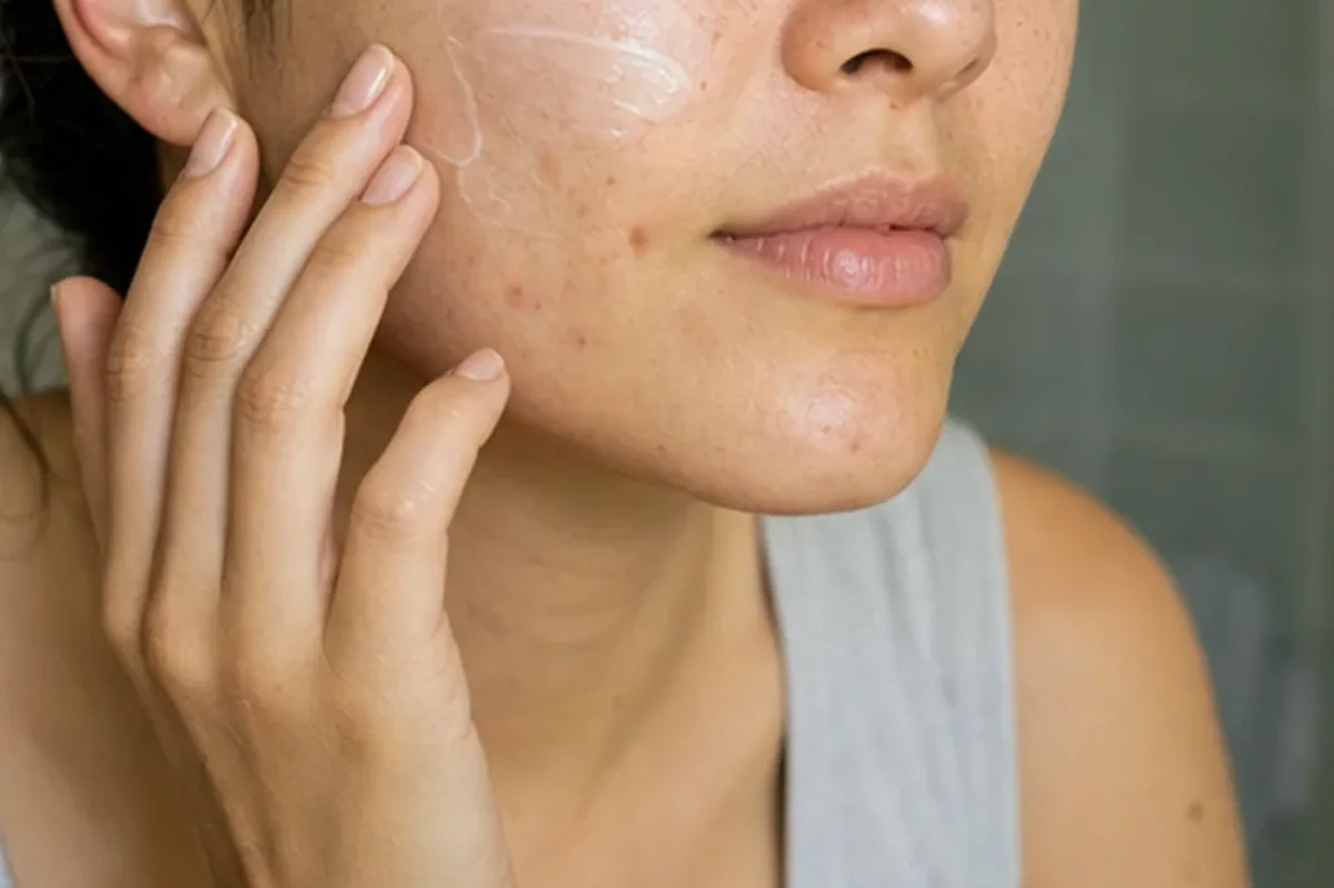 Authentischer Wohlfühlmoment passend zum Beauty-Thema Hyaluron-Serum für Mischhaut