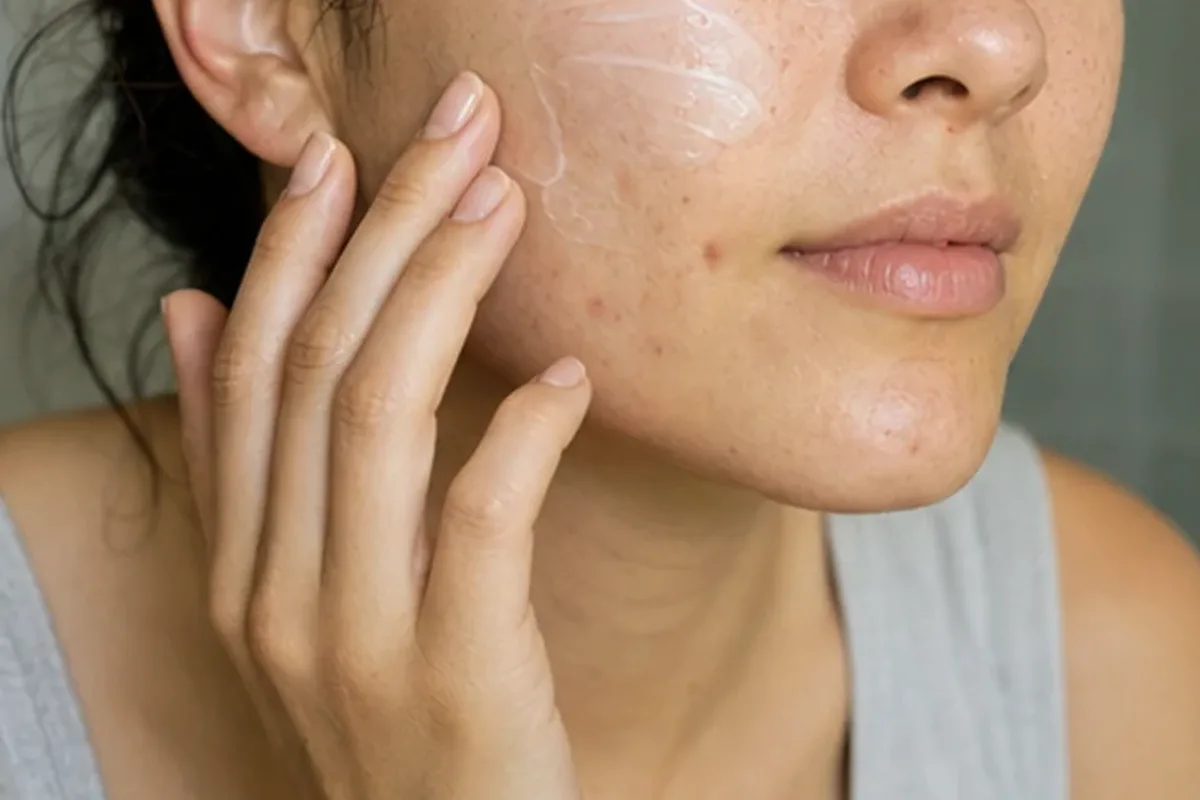 Emotionaler und authentischer Anwendungsmoment rund um Hyaluron-Serum für Mischhaut