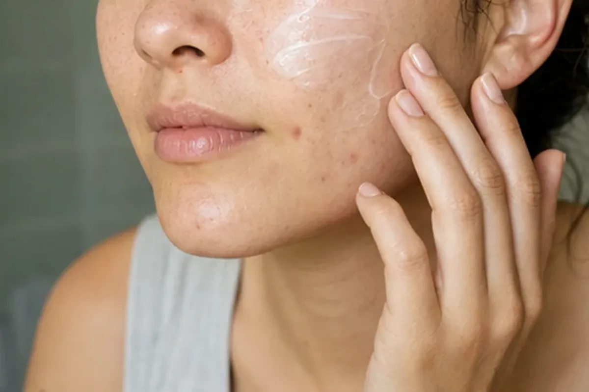 Emotionaler und authentischer Anwendungsmoment rund um Retinol-Serum bei ersten Fältchen