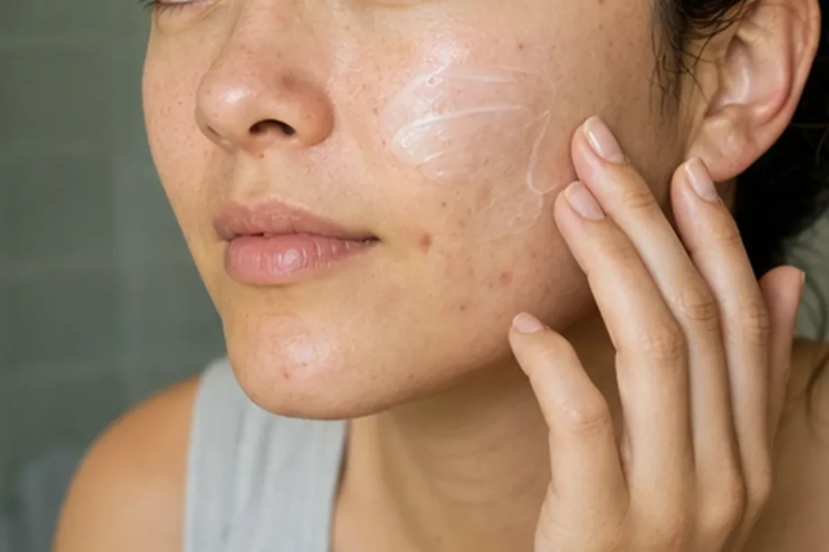 Redaktioneller Beauty-Moment zur Ausgangslage bei Niacinamid-Serum bei Rötungen