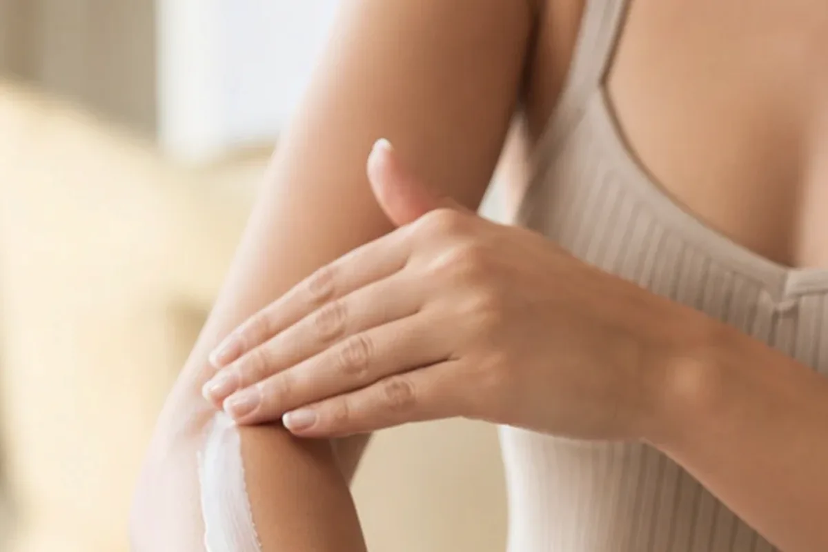 Authentische Beauty-Routine passend zum Thema Badezusatz bei brüchigen Nägeln