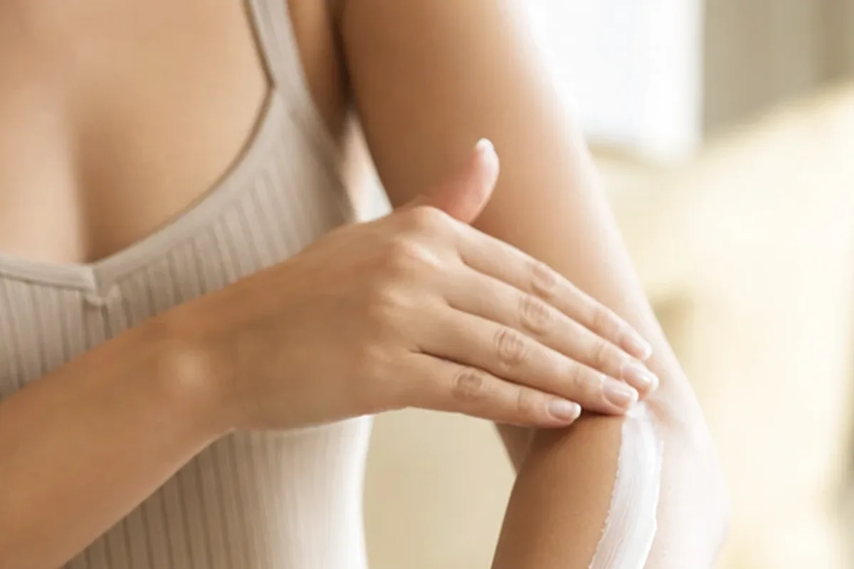 Hochwertige Beauty-Inszenierung zu Auswahlkriterien für Körperöl bei brüchigen Nägeln
