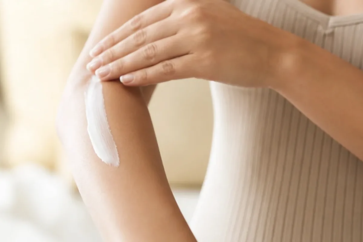 Emotionaler und authentischer Anwendungsmoment rund um Body Butter bei Keratosis pilaris