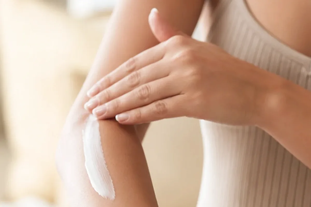 Hochwertige Beauty-Inszenierung zu Auswahlkriterien für Badezusatz bei brüchigen Nägeln