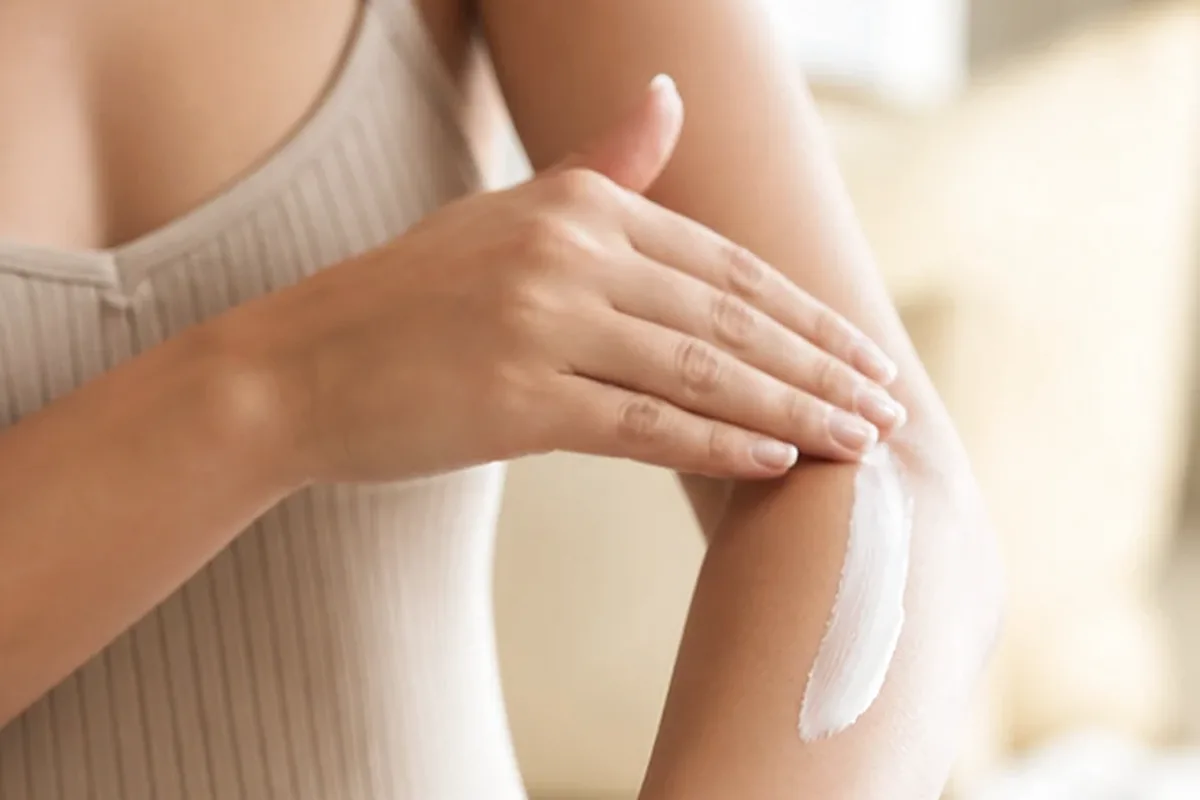 Authentischer Wohlfühlmoment passend zum Beauty-Thema Body Butter bei brüchigen Nägeln