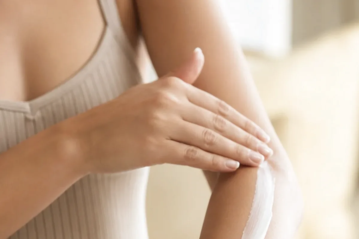 Emotionaler und authentischer Anwendungsmoment rund um Duschöl bei Keratosis pilaris