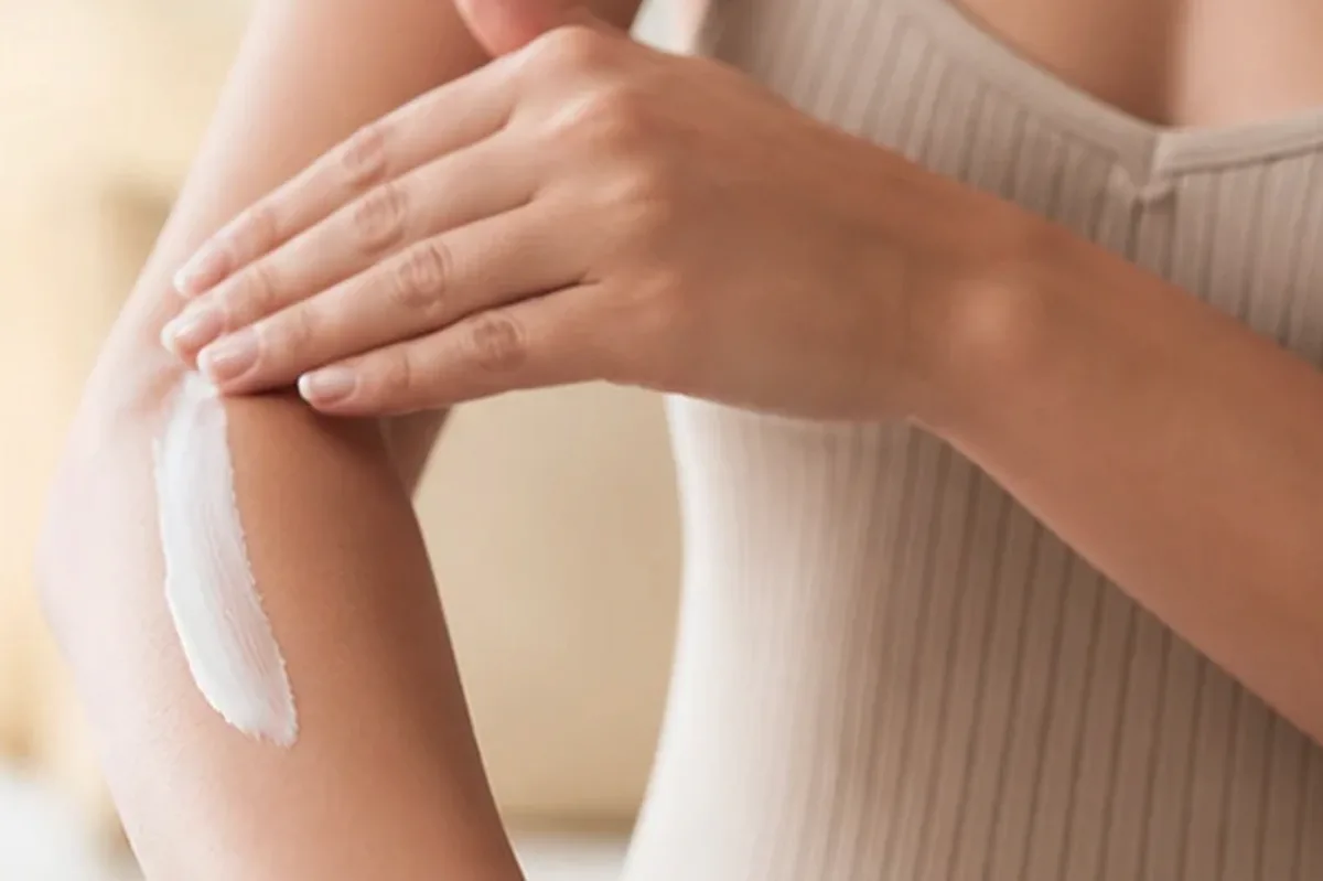 Hochwertige Beauty-Inszenierung zu Auswahlkriterien für Nagelöl bei brüchigen Nägeln