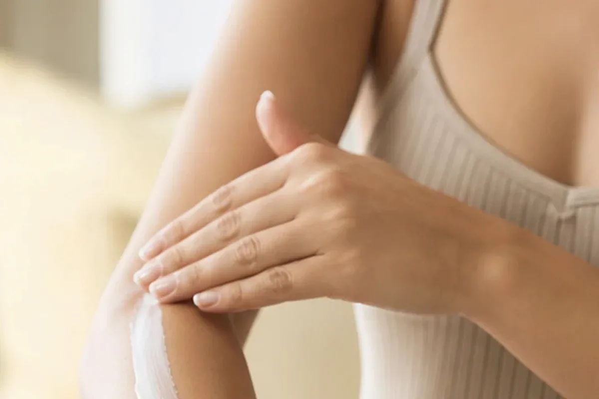 Authentischer Wohlfühlmoment passend zum Beauty-Thema Duschöl für beanspruchte Hände