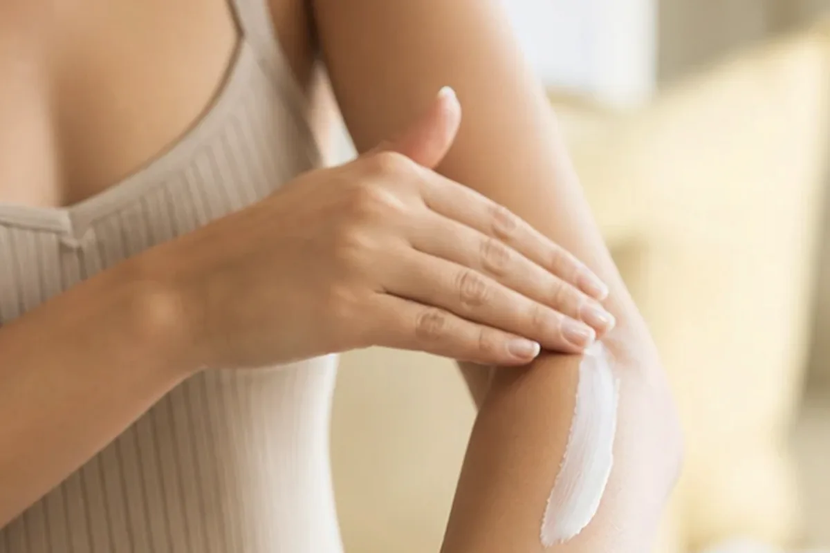 Authentische Beauty-Routine passend zum Thema Körperlotion für trockene Haut