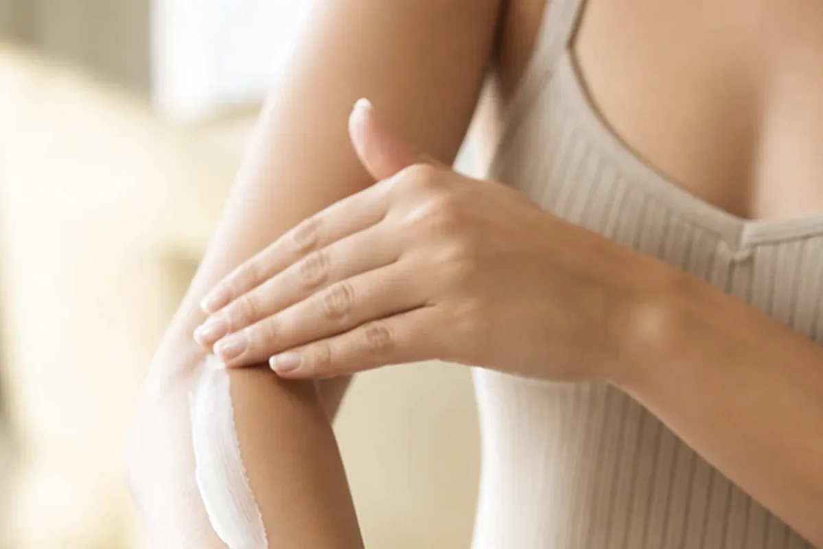 Hochwertige Beauty-Inszenierung zu Auswahlkriterien für Waxing-Set für langanhaltende Glätte