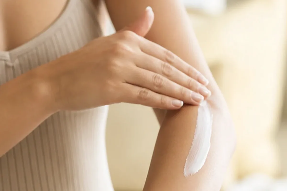 Emotionaler und authentischer Anwendungsmoment rund um Handcreme bei brüchigen Nägeln