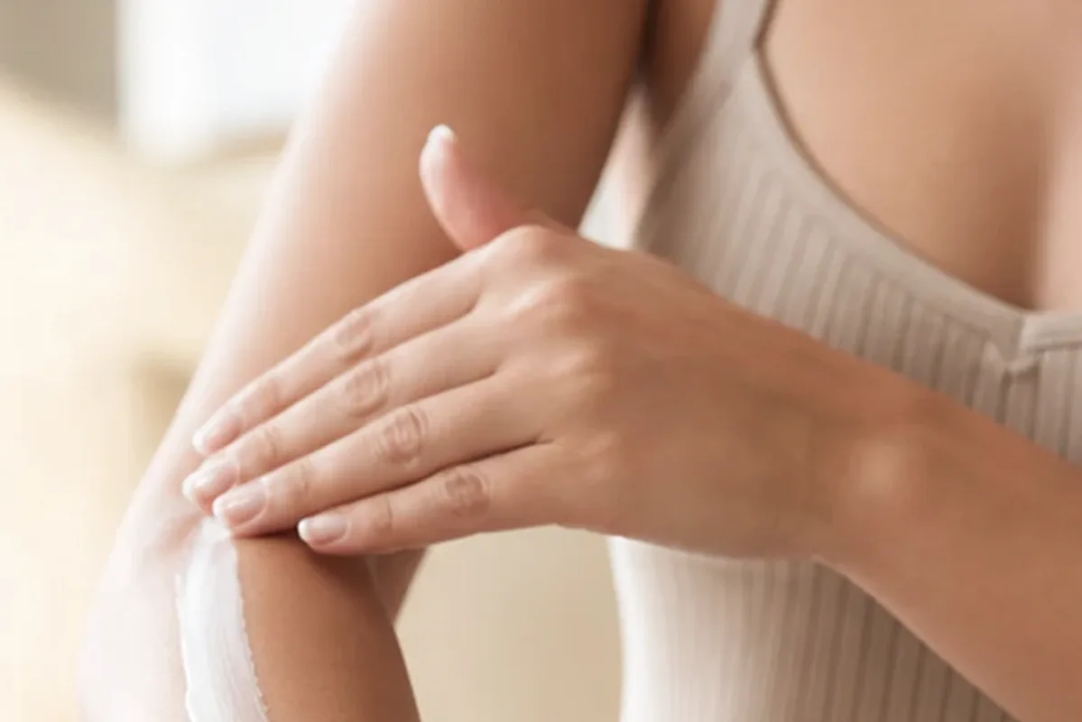 Hochwertige Beauty-Inszenierung zu Auswahlkriterien für Augenbrauen-Trimmer bei Rasurbrand