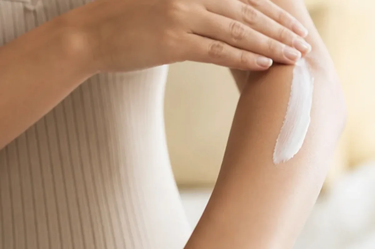 Redaktioneller Beauty-Moment zur Ausgangslage bei After-Sun-Pflege bei brüchigen Nägeln