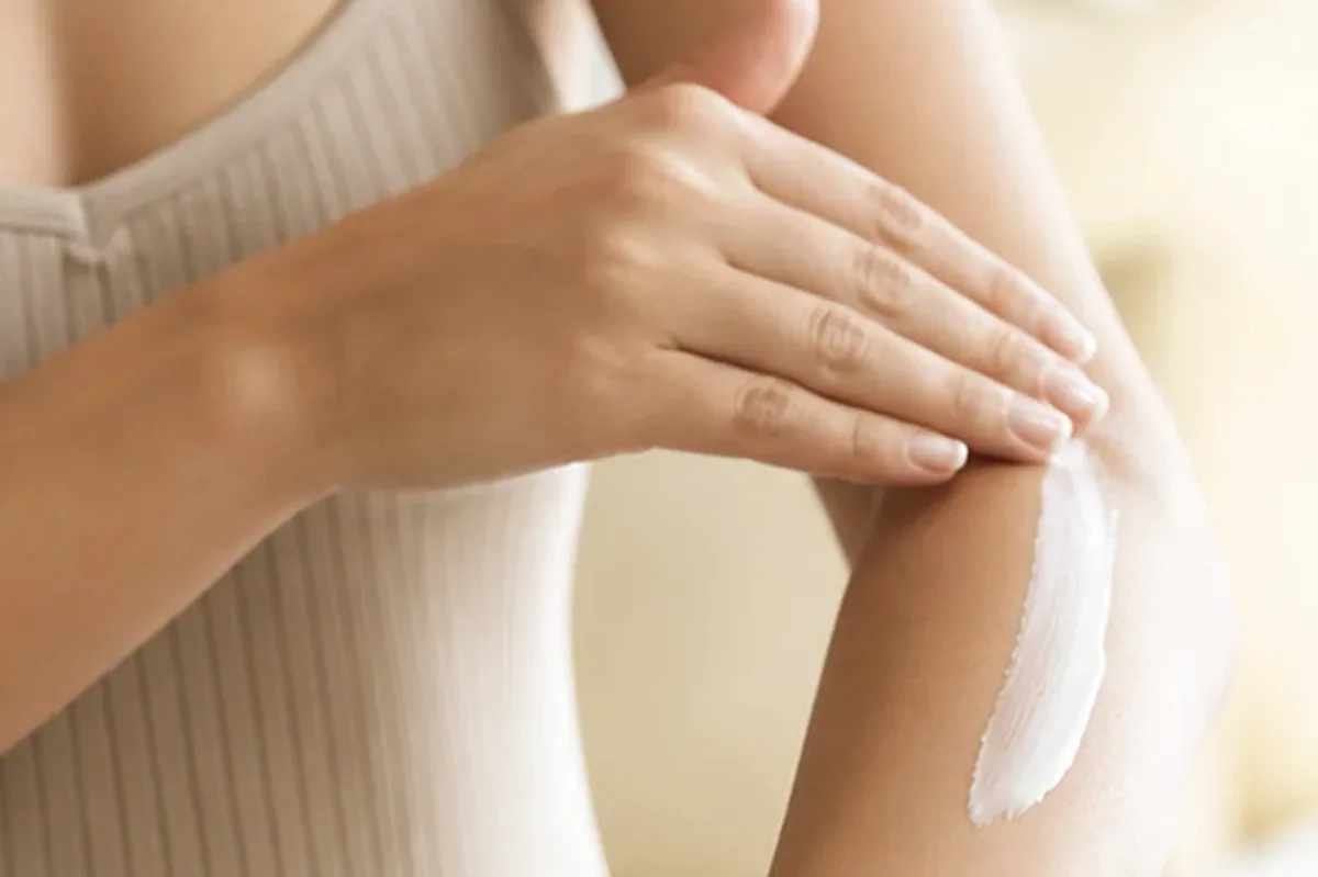 Authentischer Wohlfühlmoment passend zum Beauty-Thema Körperlotion bei starkem Schwitzen