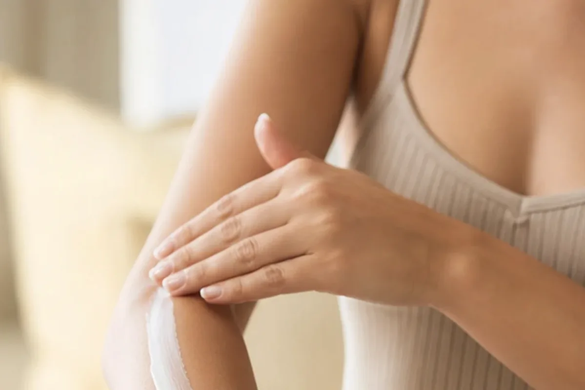 Hochwertige Beauty-Inszenierung zu Auswahlkriterien für Peeling vor der Rasur für dunkle Haare