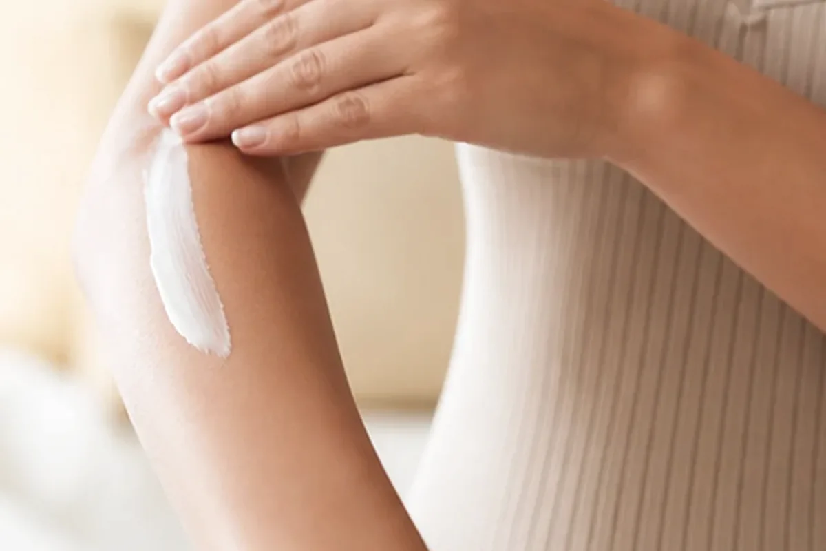Authentischer Wohlfühlmoment passend zum Beauty-Thema Handcreme für empfindliche Haut