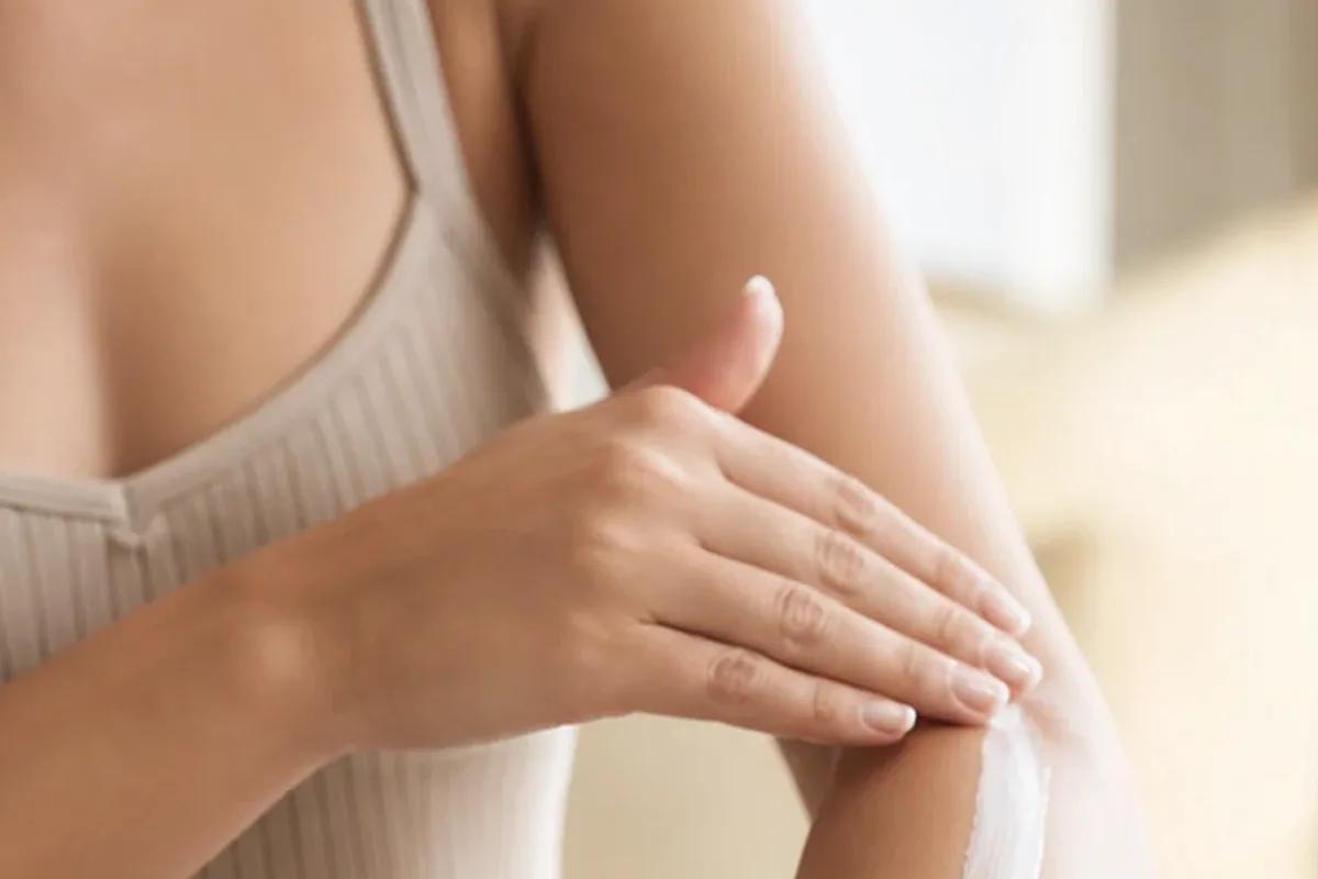 Authentischer Wohlfühlmoment passend zum Beauty-Thema Duschgel für trockene Haut