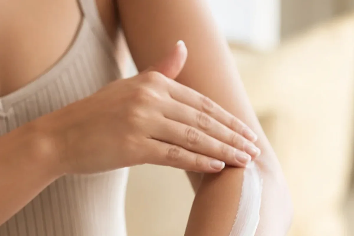 Authentischer Wohlfühlmoment passend zum Beauty-Thema Nagelöl für trockene Haut