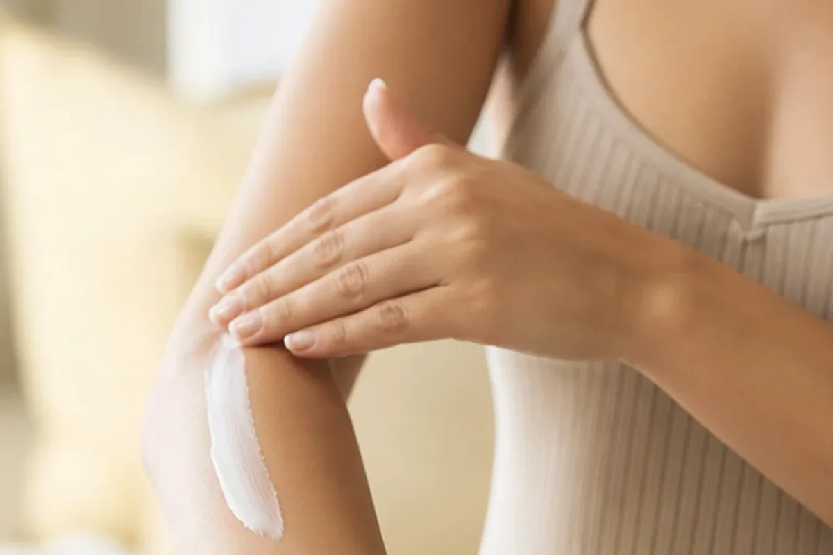 Authentischer Wohlfühlmoment passend zum Beauty-Thema Körperpeeling für raue Haut