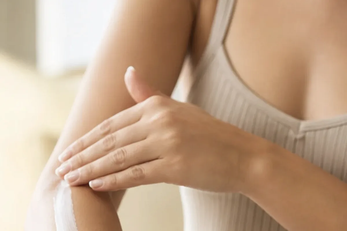 Hochwertige Beauty-Inszenierung zu Auswahlkriterien für Epilierer bei Rasurbrand