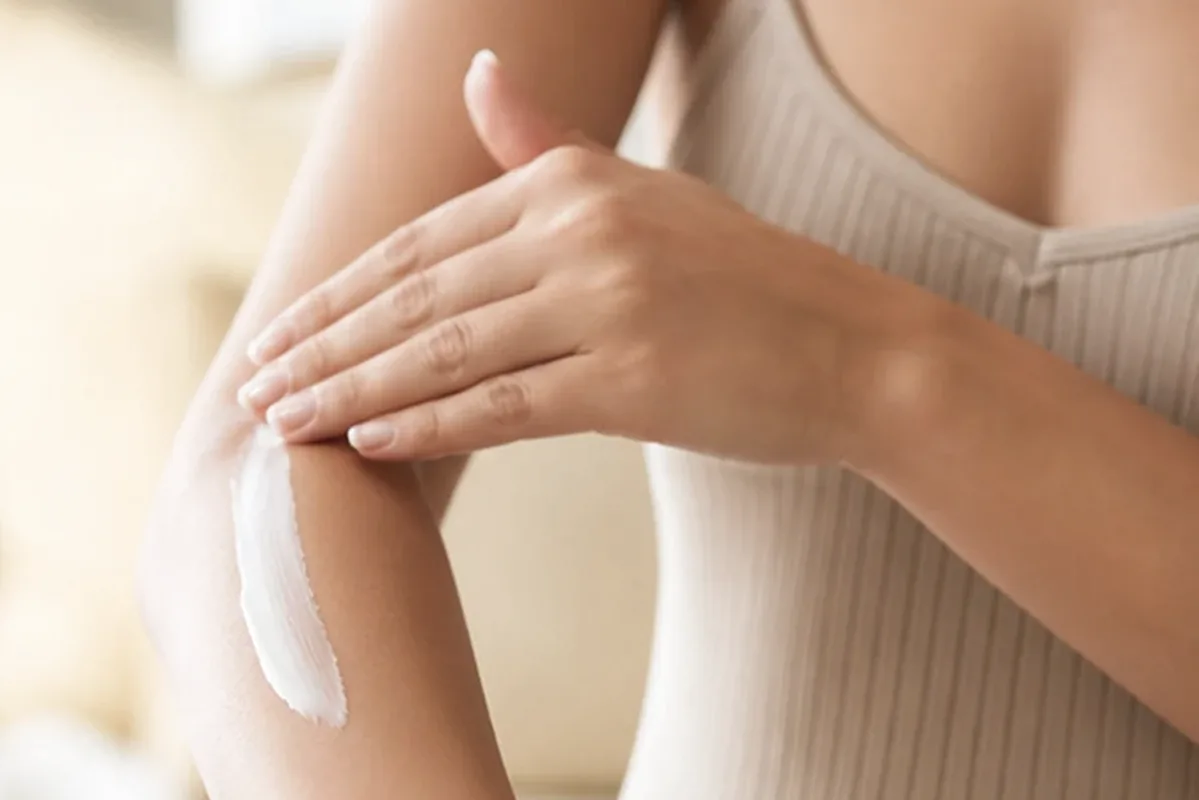 Emotionaler und authentischer Anwendungsmoment rund um Body Butter für raue Haut