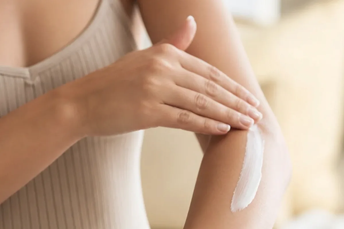 Authentischer Wohlfühlmoment passend zum Beauty-Thema Handcreme für trockene Haut