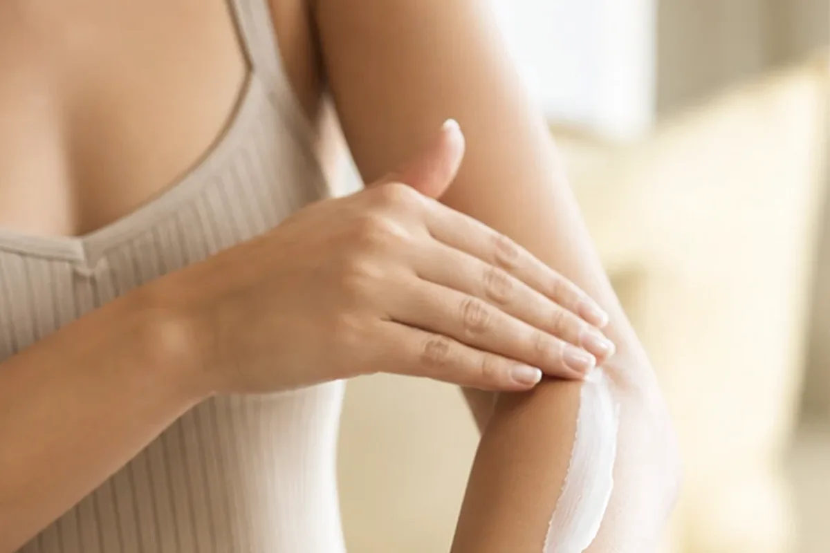 Redaktioneller Beauty-Moment zur Ausgangslage bei Körperlotion für raue Haut
