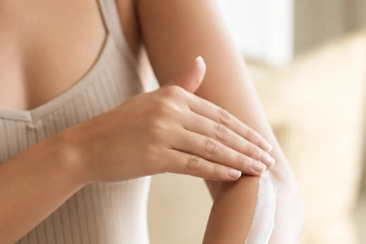 Emotionaler und authentischer Anwendungsmoment rund um Nagelhärter für beanspruchte Hände