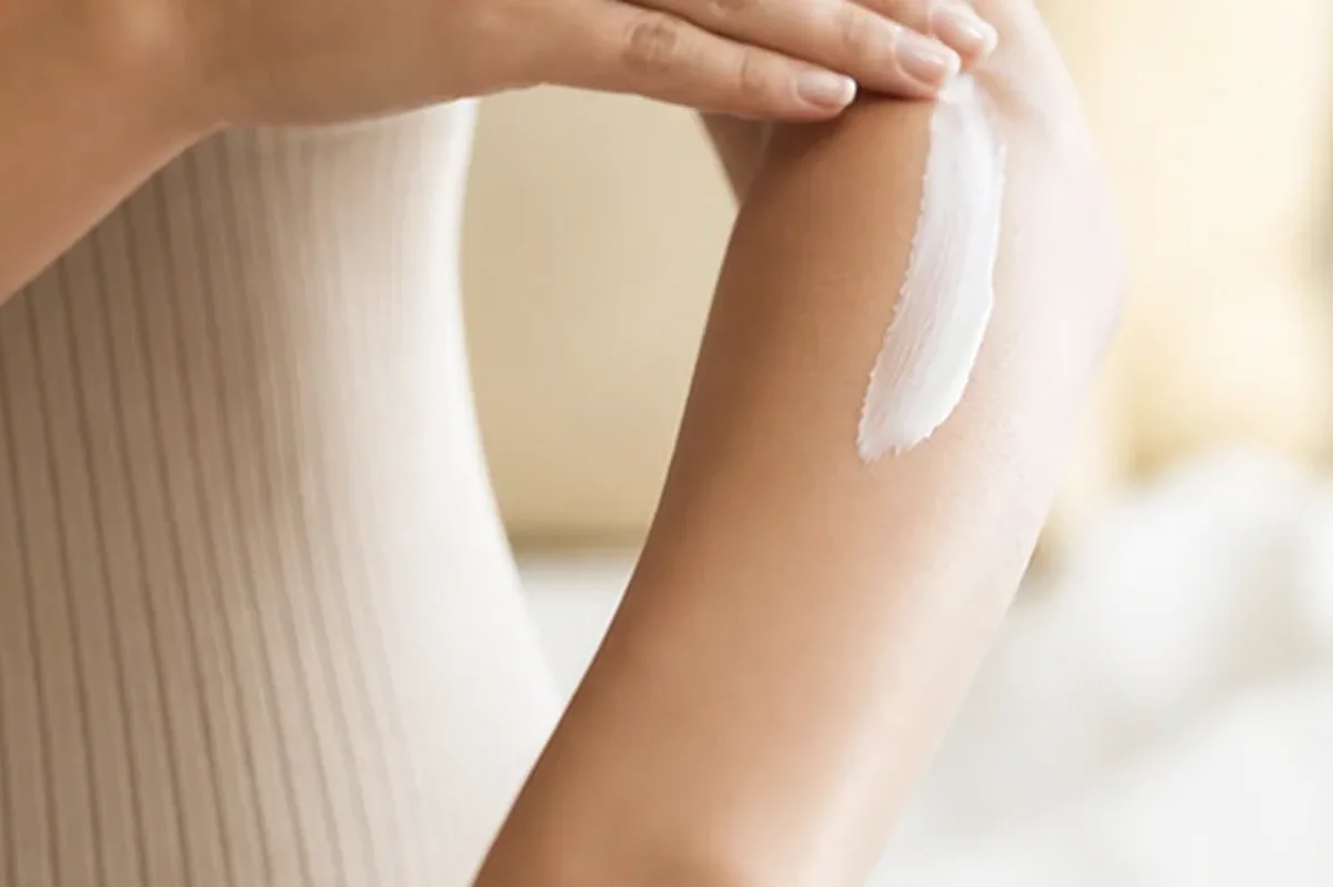 Emotionaler und authentischer Anwendungsmoment rund um Körperpeeling bei Keratosis pilaris