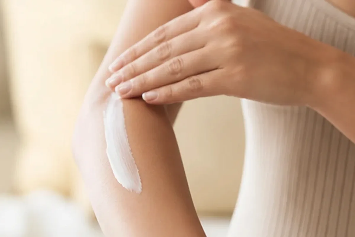 Hochwertige Beauty-Inszenierung zu Auswahlkriterien für Rasieröl für die Bikinizone
