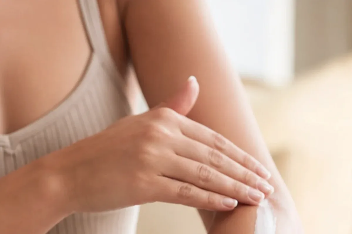 Redaktionelle Detailaufnahme zur Orientierung bei Sugaring-Paste bei eingewachsenen Haaren