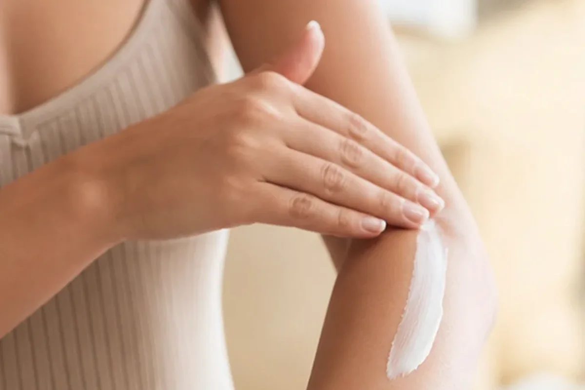 Redaktionelle Detailaufnahme zur Orientierung bei Augenbrauen-Trimmer für die Bikinizone