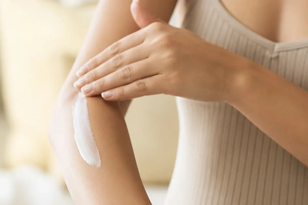 Hochwertige Beauty-Inszenierung zu Auswahlkriterien für Sugaring-Paste für die Bikinizone