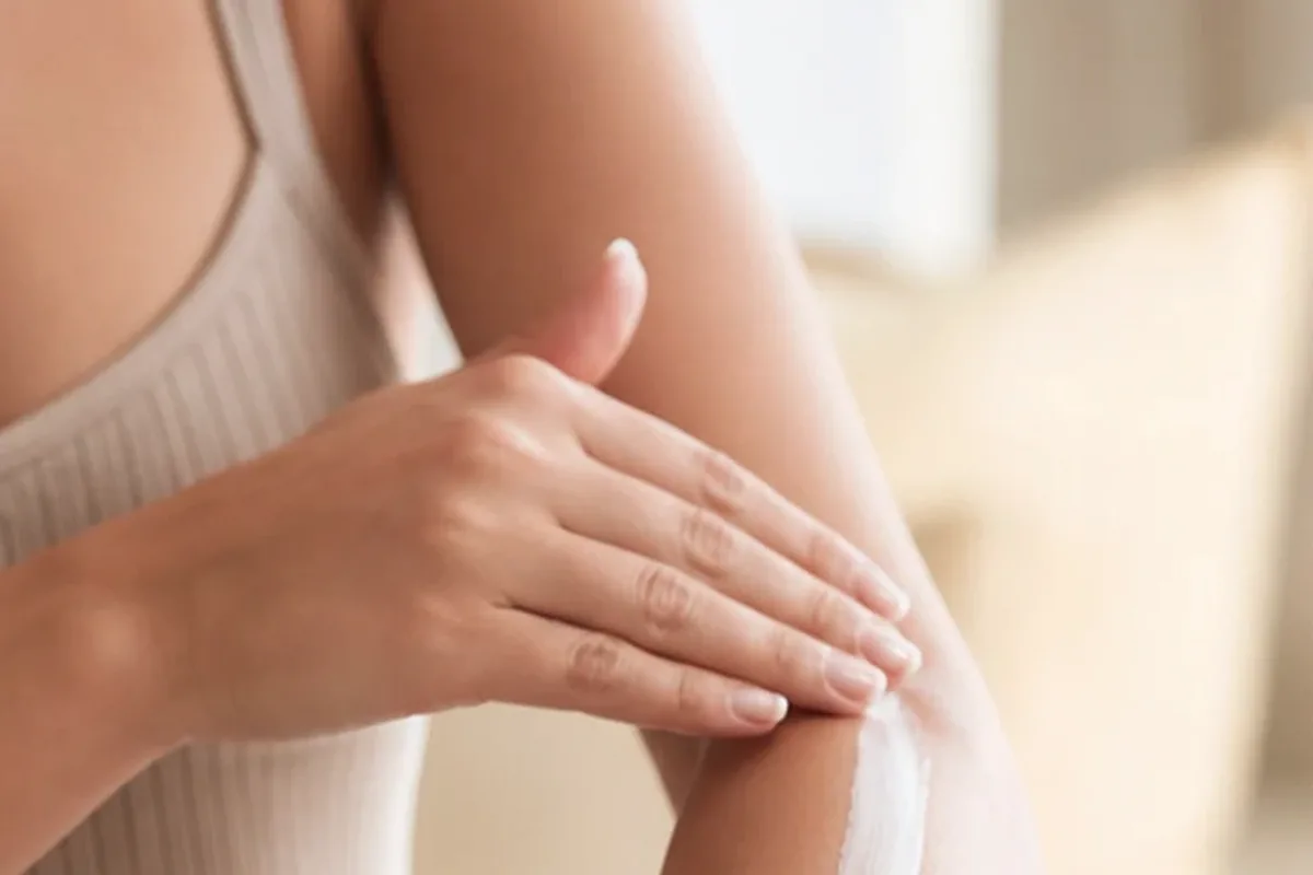 Hochwertige Beauty-Inszenierung zu Auswahlkriterien für Körperlotion bei Keratosis pilaris