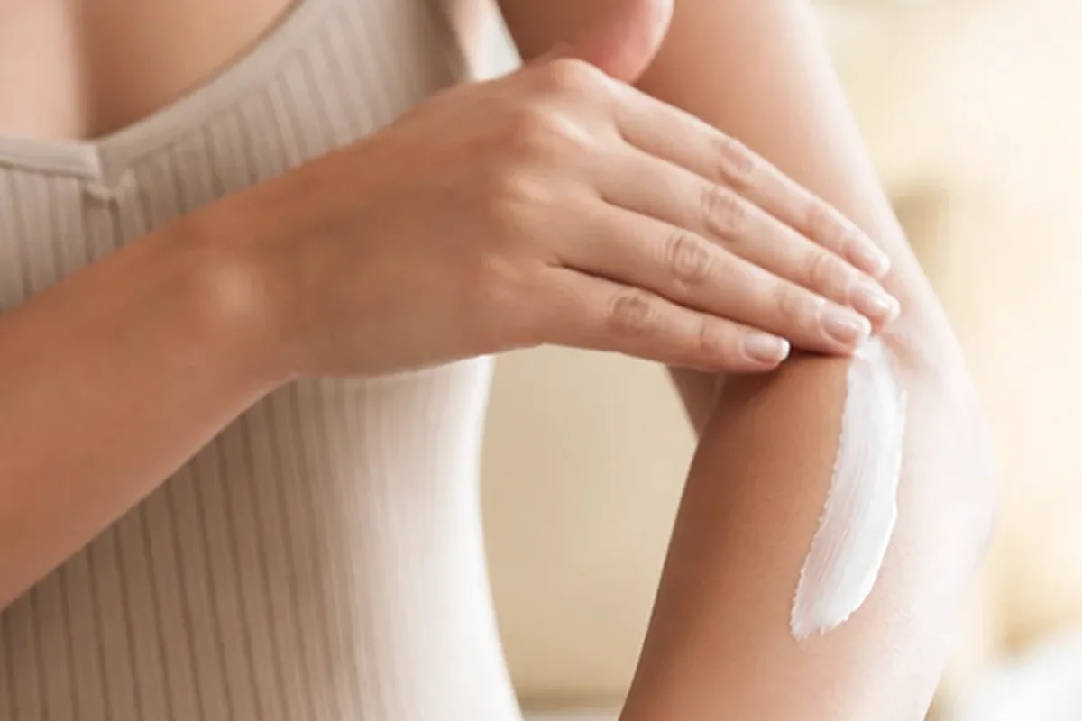 Emotionaler und authentischer Anwendungsmoment rund um Duschöl bei Keratosis pilaris